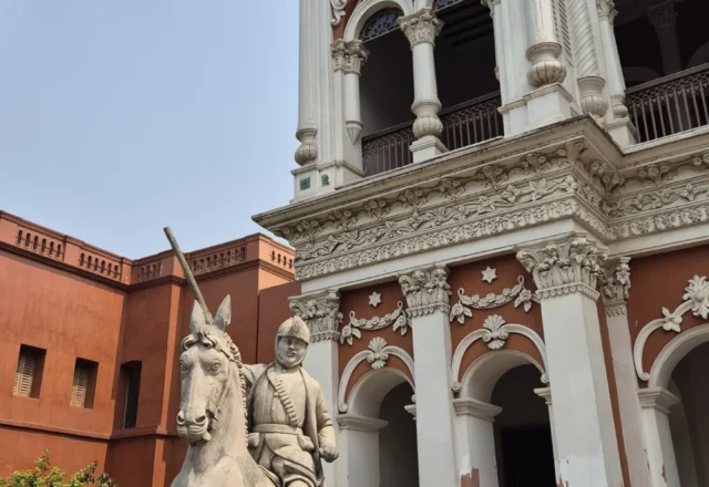 A statue in Boro Sardar Bari