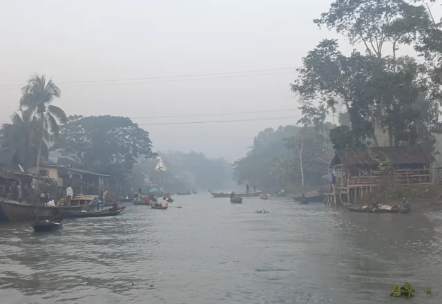 A cosy winter morning in Zindakuthi Market
