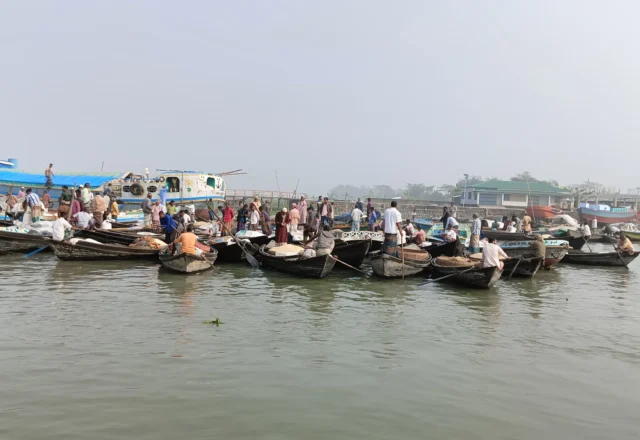 A floating rice market