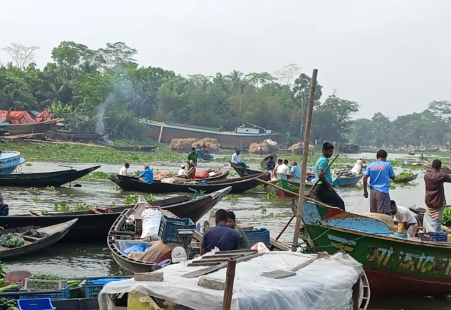Farmers going to floating market to sell their products