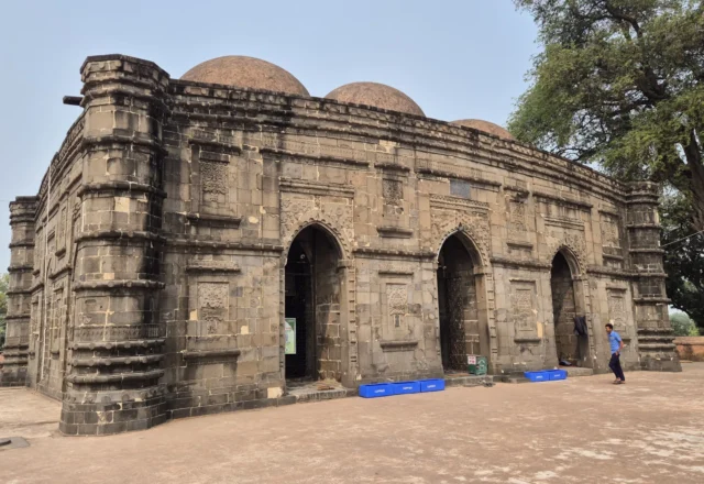 Front view of Kusumba Mosque