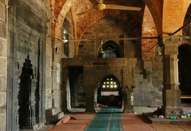 Inside Kusumba Mosque