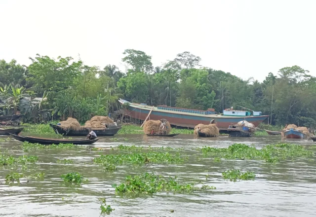 People carrying yarn by boat