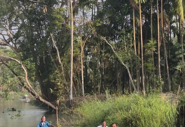 People going to market by boat