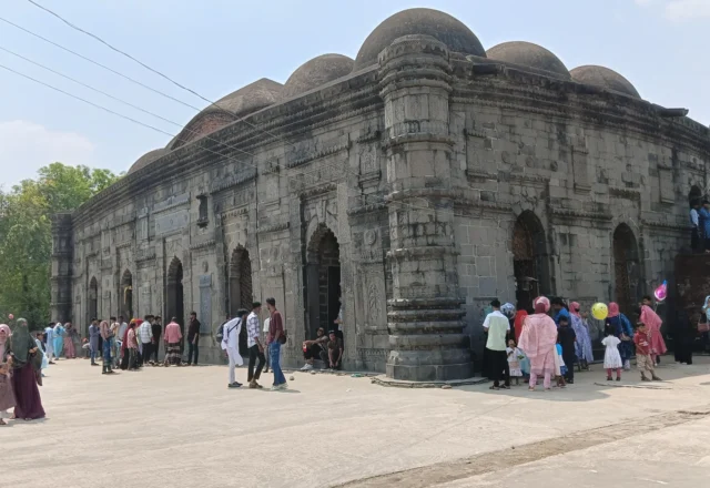 Side view of Choto Sona Mosque