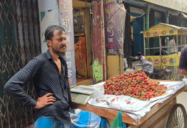 A frustrated strawberry seller at the roadside in Old Dhaka