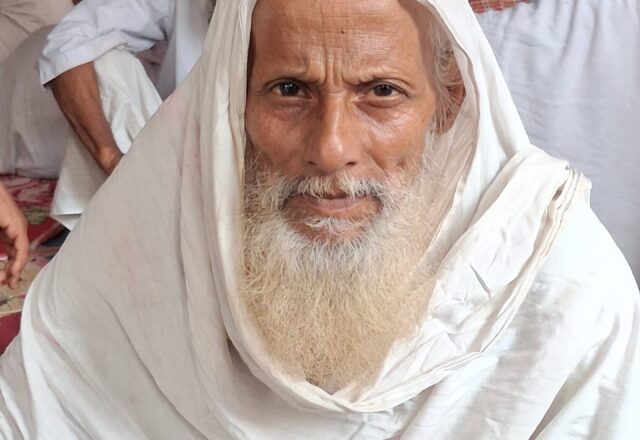 Baul elder wrapped in a white shawl at the Lalon Mela