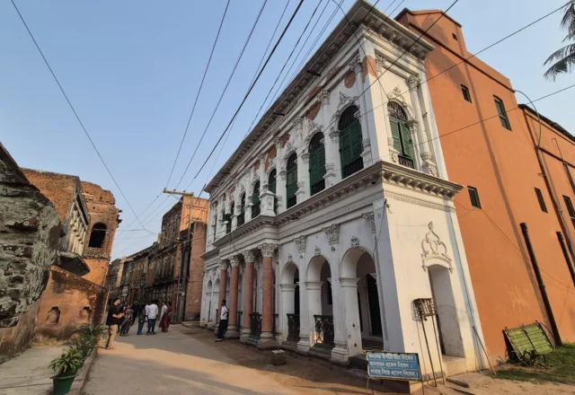 Corner view of a two storey building in Panam City