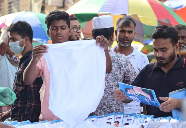 Street hawkers selling goods at Gulistan, Dhaka
