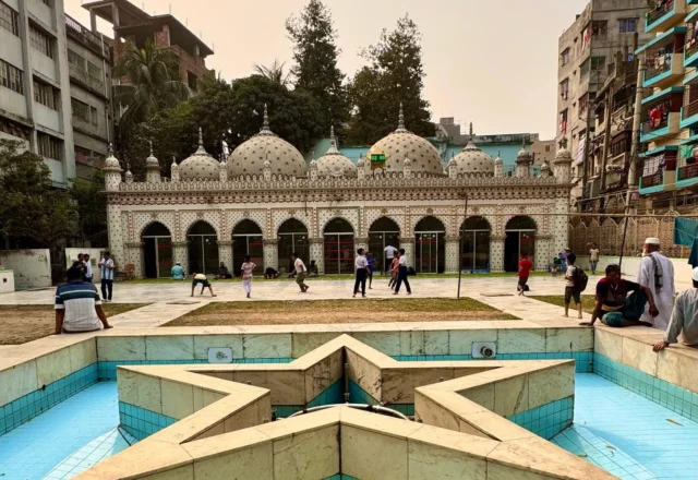 Star Mosque in Dhaka – full wide angle view